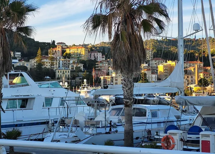 The Shell - New Interior Look But Same Old Charme 200mt From The Sea With Garden And Parking Nearby